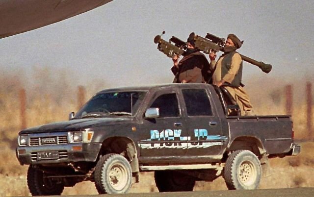 Афганские боевики с ПЗРК “Stinger” на пикапе Тойота, 1999 год.