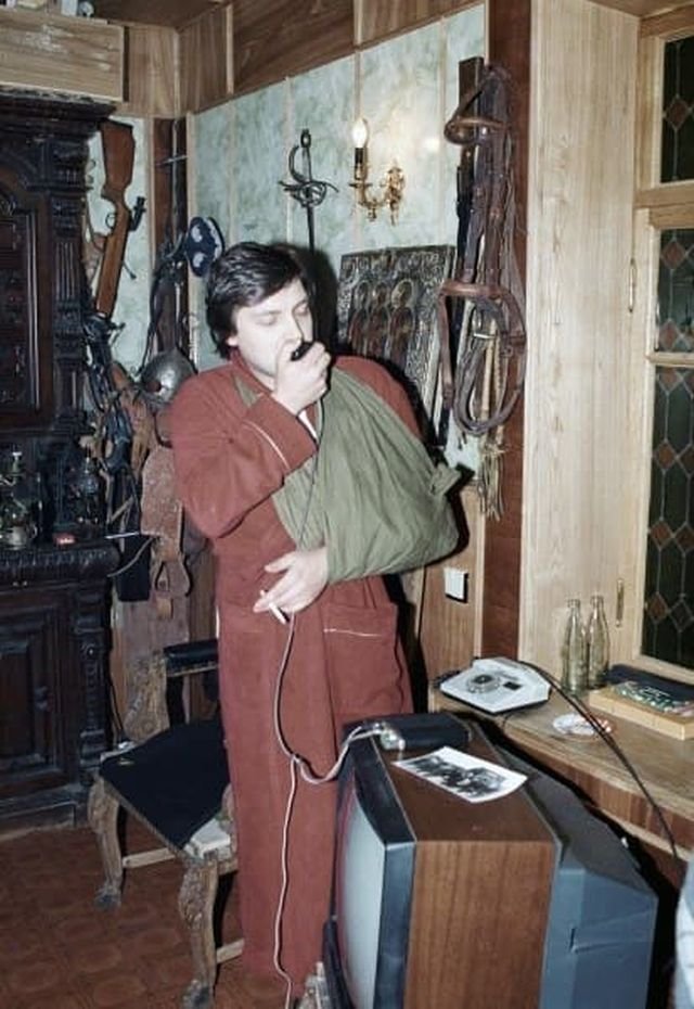 Александр Невзоров говорит по рации в своем доме, после покушения, 1990 год.