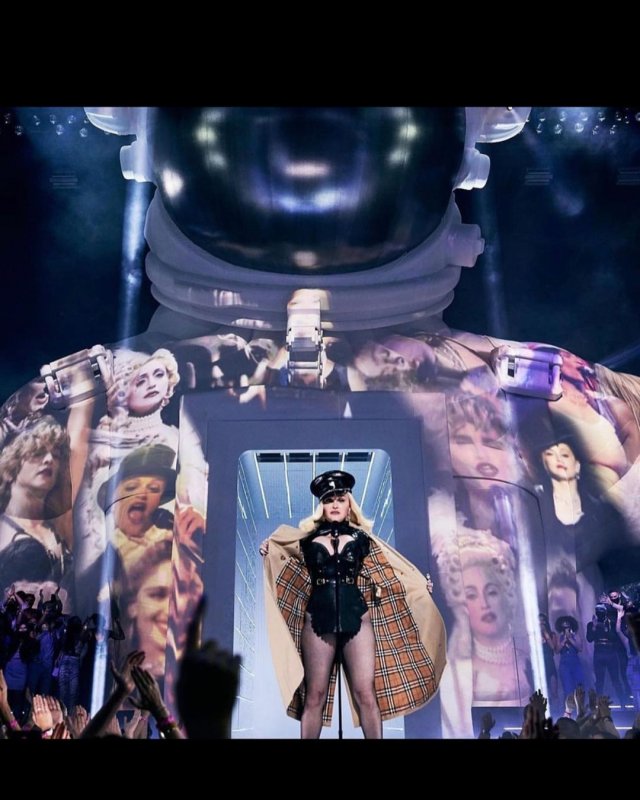 Мадонна в образе полицейского приехала на VMA’s и поздравила MTV с 40-летием