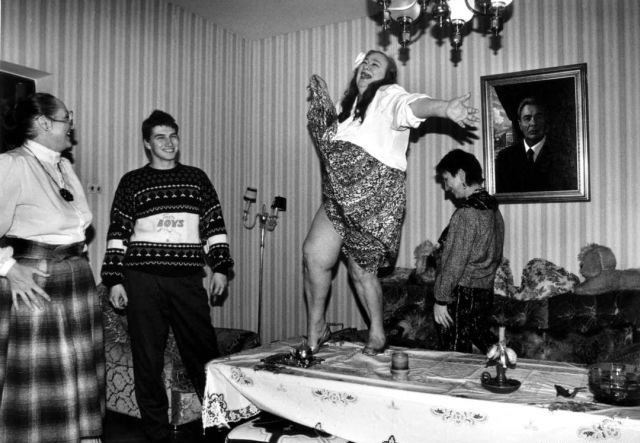 Дочь &quot;вождя СССР&quot; Леонида Брежнева Галина танцует на столе во время одного из праздников у себя дома, начало 1990-х