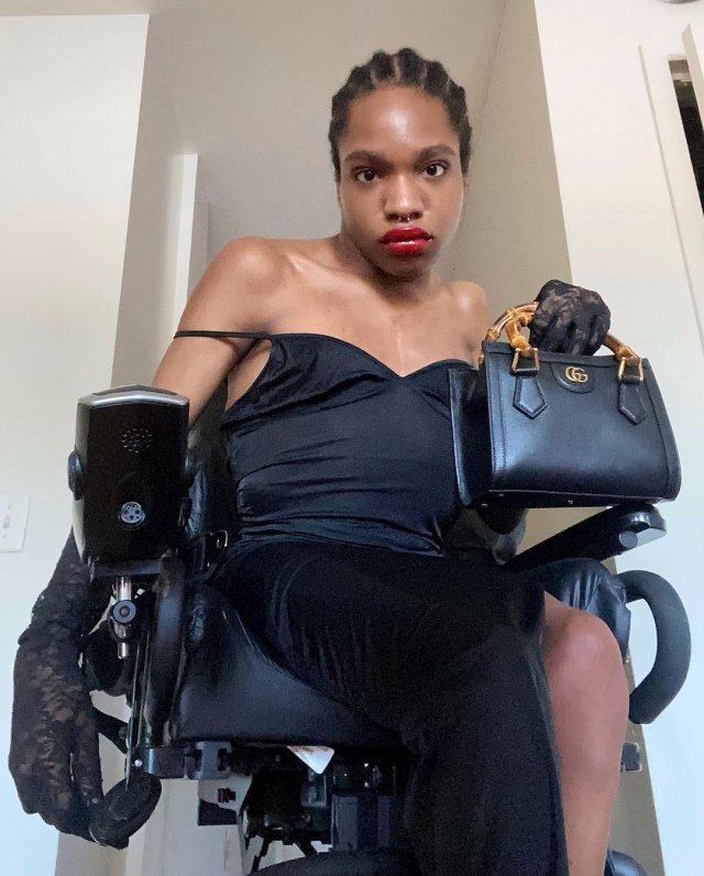 Аарон Филипп стала первой темнокожей трансженщиной-моделью в инвалидном кресле