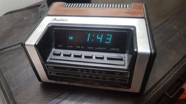 С гордостью купил эти радио-часы 50 лет назад, потому что они были самыми тяжёлыми