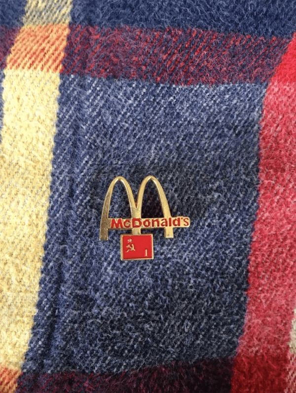 Значок работников первого Макдональдса в СССР