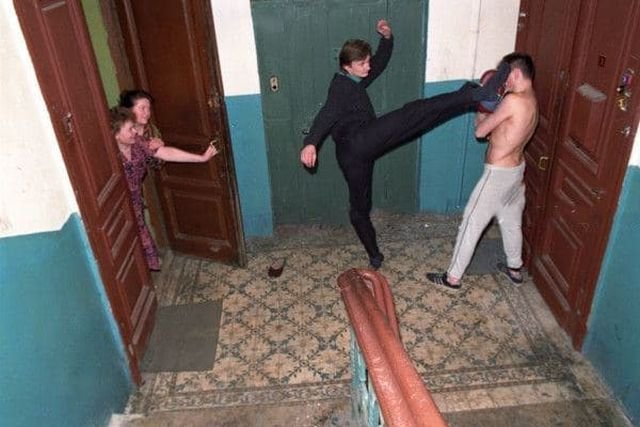 Отработка ударов в подъезде, под довольные взгляды соседок, Москва.1992 год