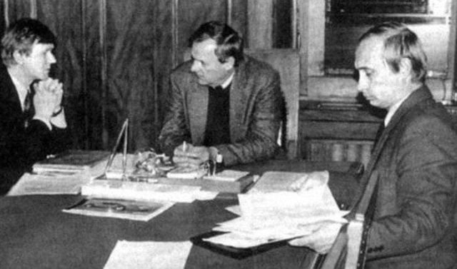 Чубайс и Путин на совещании у Анатолия Собчака. 1991 год