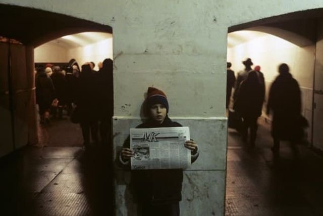 Беспризорный ребенок продает газеты в московском метро, 1995 год
