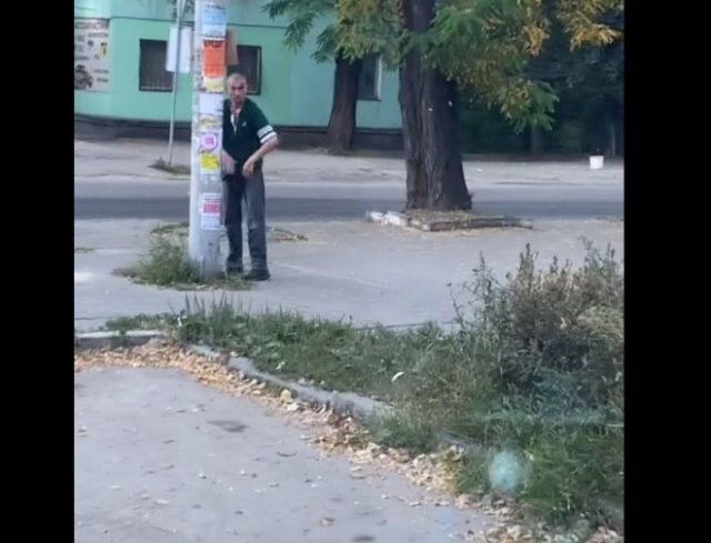Уличный боец оттачивает свои навыки с помощью столба