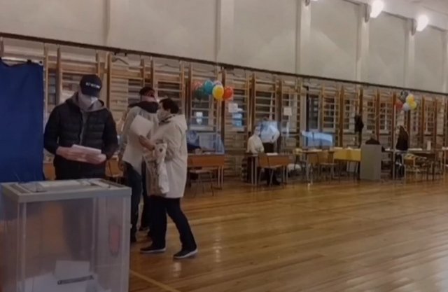 Выборы начались: камера поймала вброс на избирательном участке №1794 в Петербург