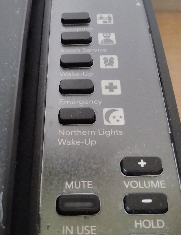 На моём телефоне в гостиничном номере в Исландии есть специальная кнопка, которая разбудит вас, если в небе будет северное сияние