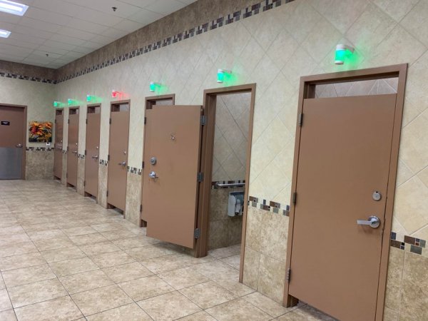 Над кабинками установлены индикаторы света, чтобы посетители могли понять, какой туалет свободен