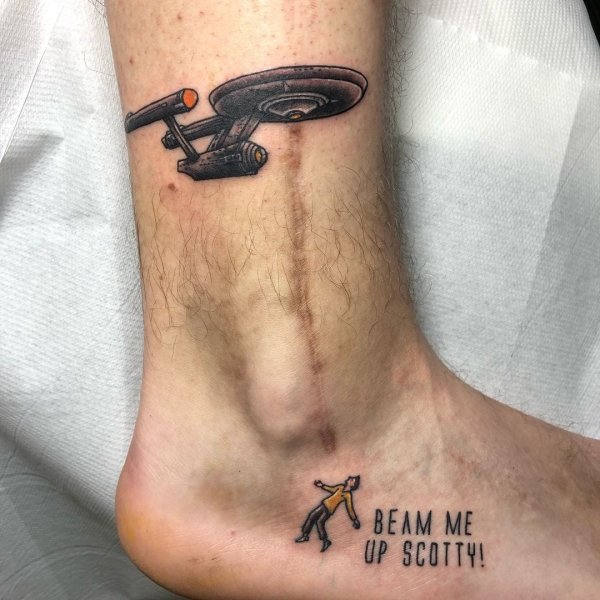 Надпись на татуировке: «Тащи меня наверх, Скотти».
