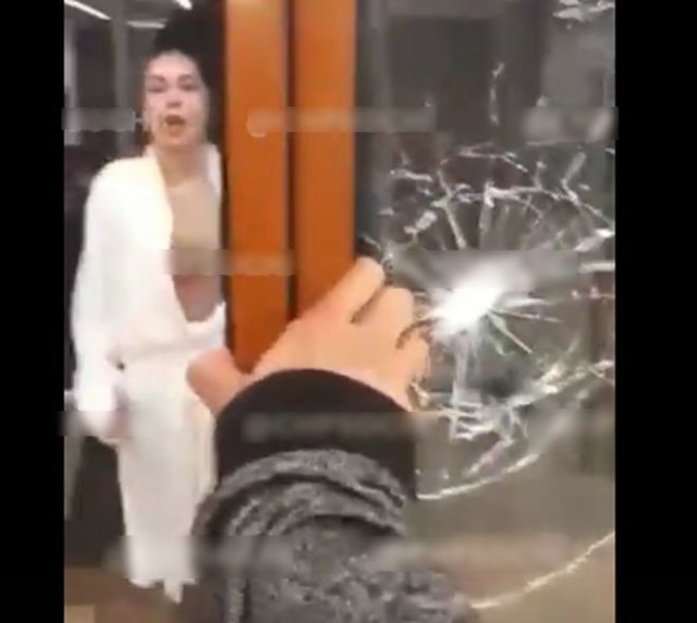 В Сочи безумная женщина разбила стеклянную дверь магазина