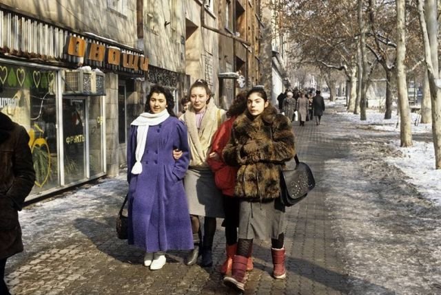 Армянская ССР. На одной из улиц Еревана, январь 1990