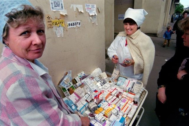 Две женщины продают лекарства на центральной улице Москвы, 1996 год.
