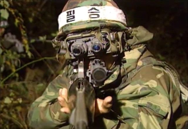 Боец южнокорейского спецназа ROK во время операции по уничтожению группы северокорейских диверсантов. 1996 год.