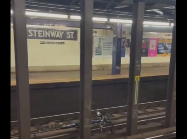 Что будет, если под поезд метро попадет велосипед?