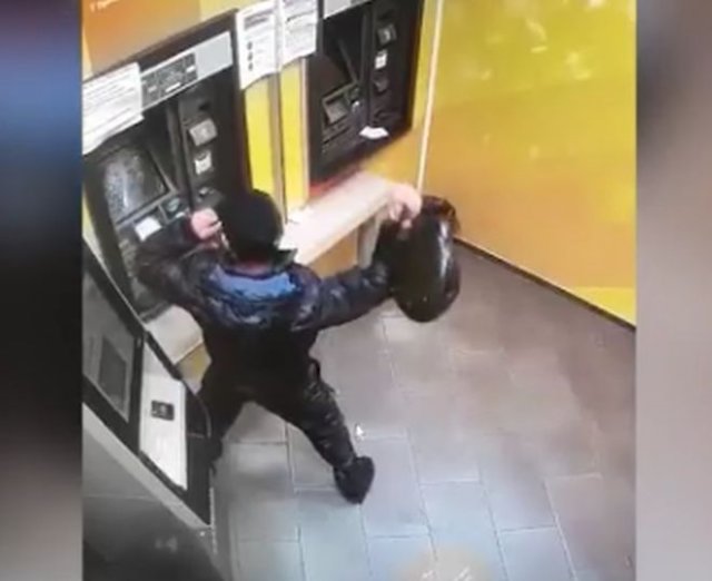 В Красноярске мужик что-то не поделил с банкоматом и накинулся на него со сковородой