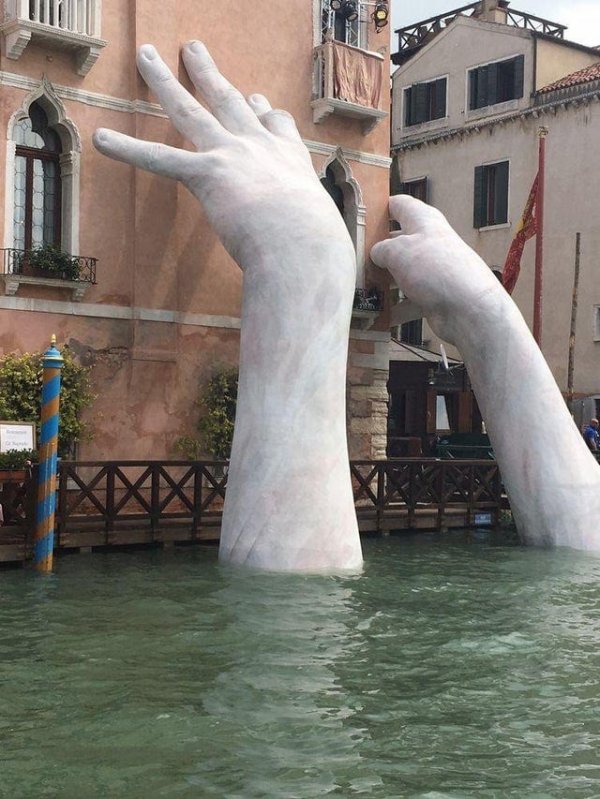 Массивная скульптура итальянского скульптора Лоренцо Куинна