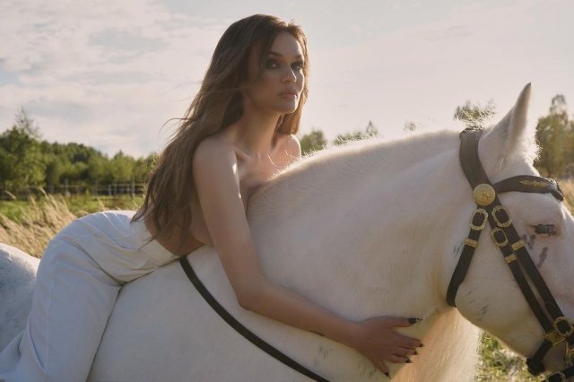 Голая Алена Водонаева оседлала коня и поскакала по полям