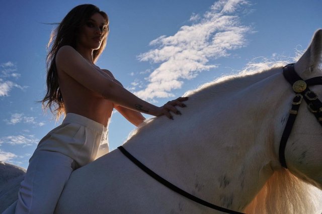 Голая Алена Водонаева оседлала коня и поскакала по полям