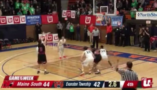 Баскетболист закинул мяч в корзину на нулевой секунде, кинув его с другого конца поля
