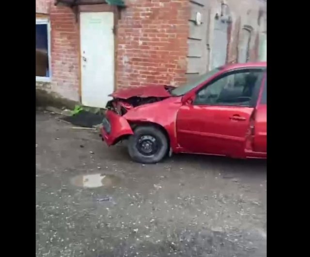 В Перми пьяная автоледи врезалась в здание и уснула в машине