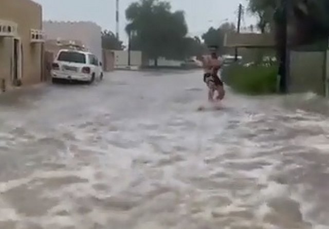 Тропический циклон &quot;Шахин&quot; не оставил выбора жителям аравийского полуострова Оман: они поймали волну