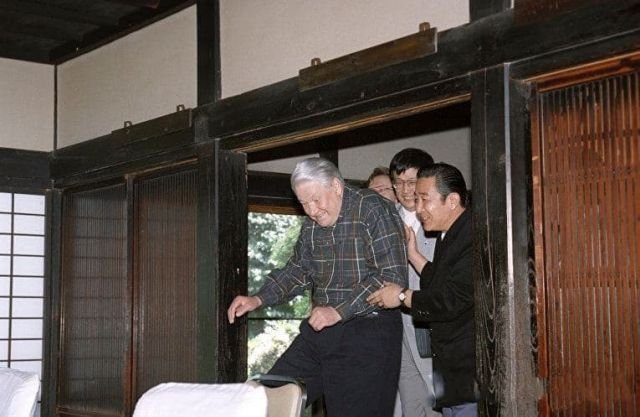 Борис Николаевич игриво проникает в японский домик минку. Япония, 1998 год.