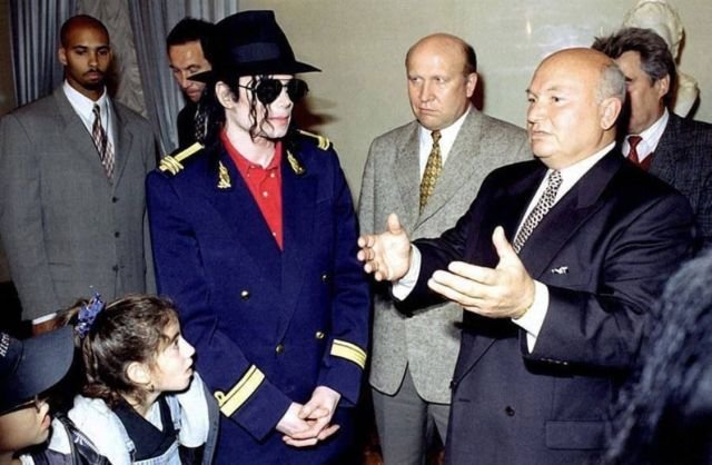Юрий Лужков принимает Майкла Джексона в столичной мэрии, сентябрь 1996 года.