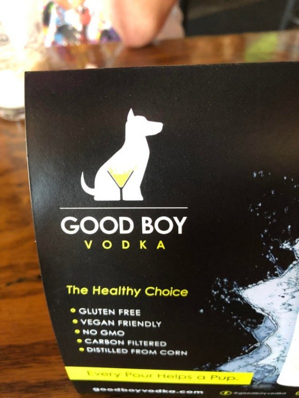 Эта водка «Хороший мальчик» на листовке выглядит так, будто собака справила нужду