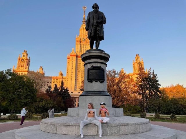 Блогер popy_starrr и nadin_starr возмутили общественность, раздевшись около памятника Ломоносову