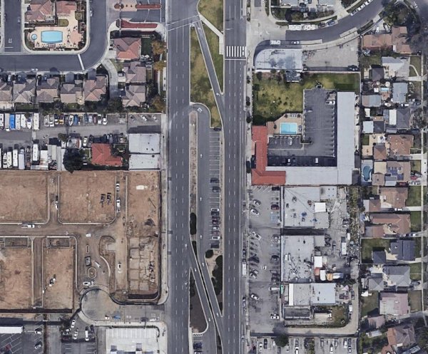 Парковка посреди проспекта без пешеходных переходов, ведущих к ней, Лос-Анджелес