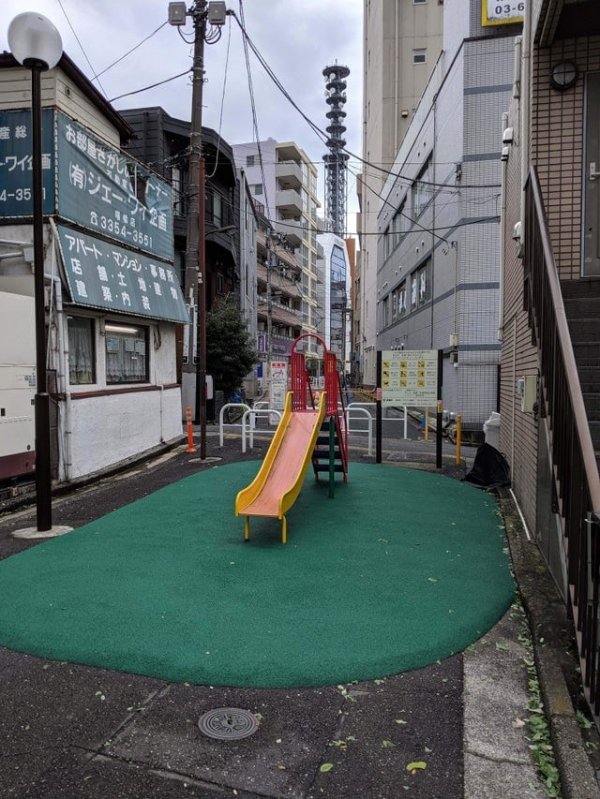 Веселая детская площадка, Синдзюку, Япония