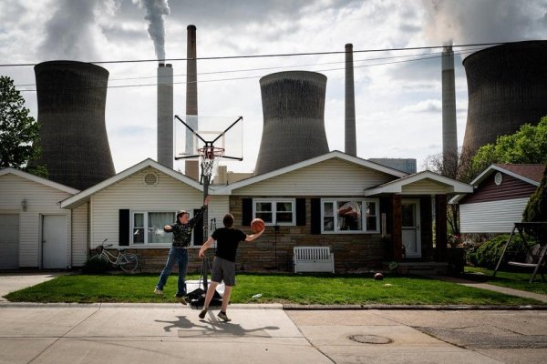 Дети играют в баскетбол возле угольной электростанции, Город Пока, Западная Вирджиния, США