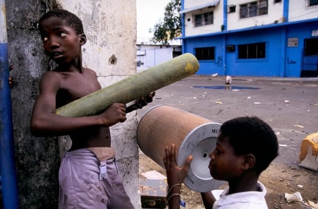 Дети играют в боевиков во время уличного боя, 1990–е годы, Либерия.