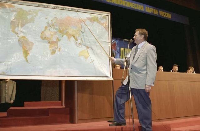 На фото лидер ЛДПР Владимир Жириновский показывает где будет мыть сапоги в Индийском океане, 25 апреля 1999 г