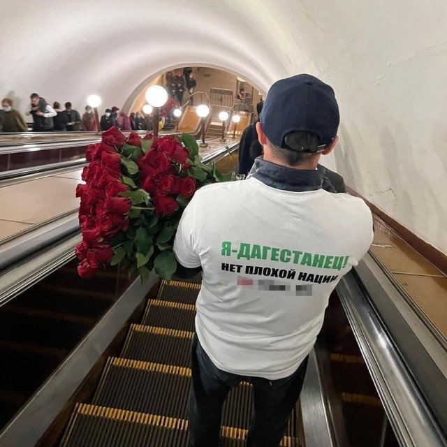 В московском метро дагестанец раздавал цветы девушкам