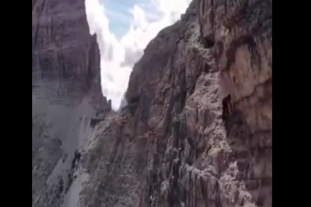Красивые кадры: эффектный и опасный спуск с горы на высокой скорости