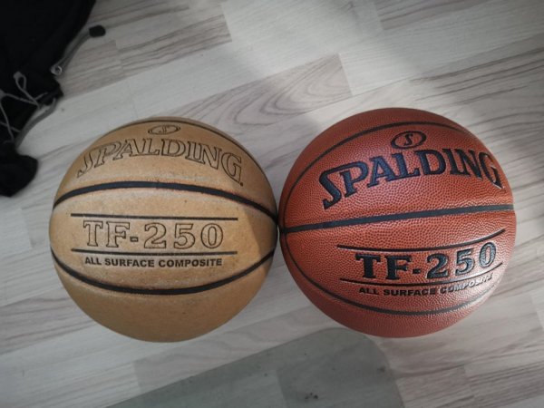 Баскетбольный мяч, купленный 5 лет назад, и новенький мяч