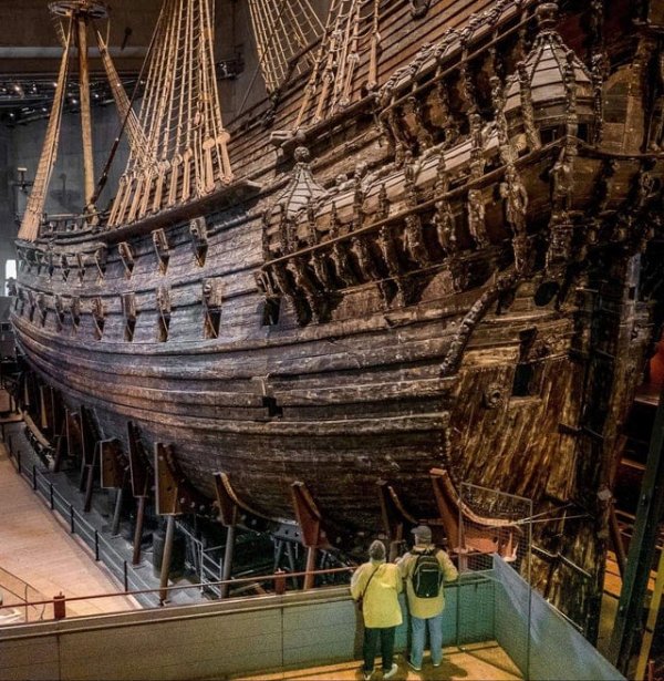 Размеры людей в сравнении со шведским боевым кораблём XVII века