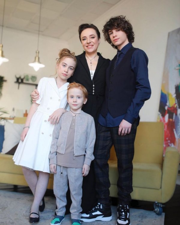 Тутта Ларсен с сыновьями Лукой и Иваном и дочерью Марфой
