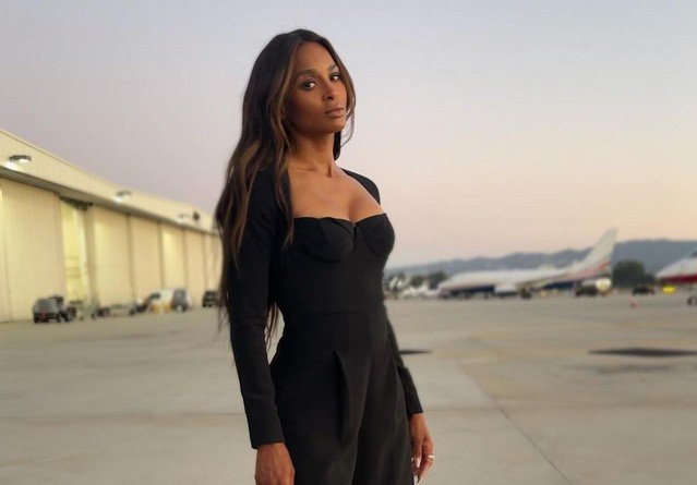 Сиара (Ciara) в черном платье с декольте