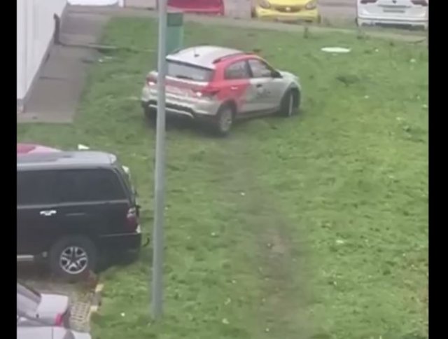 В Москве неадекватный водитель гонялся за женщиной и ребенком на арендованной машине