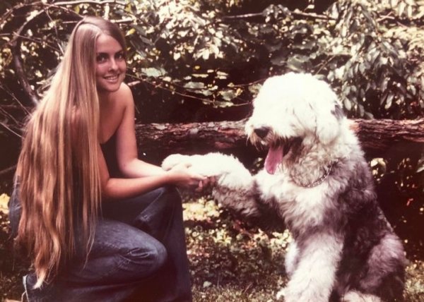 «Моя мама со своей собакой Альфи, 1976 год»