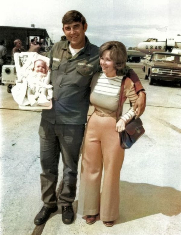 «Мои родители и новорожденный я, 1977 год»