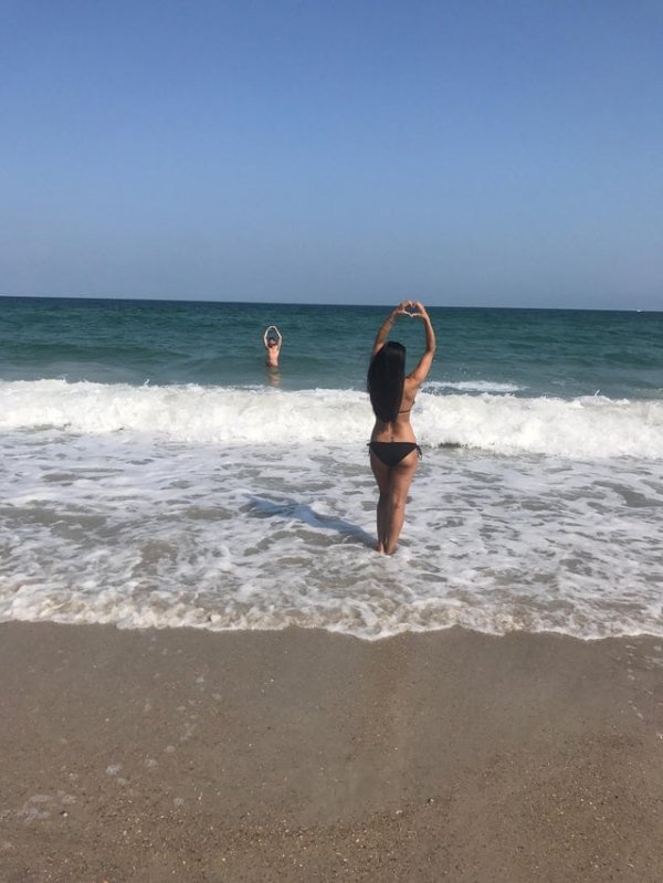 Я решил подпортить фотосессию девушки на пляже