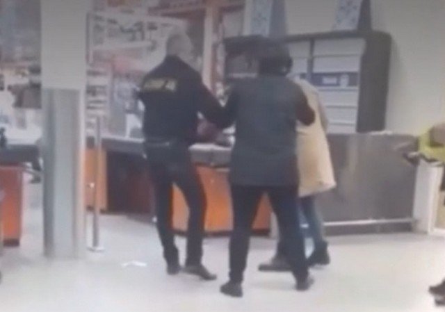 Женщина с одного удара вырубила охранника в магазине в Липецкой области
