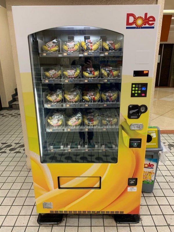 Увидела в Токио автомат, в котором продаются только бананы