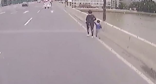 В Китае водитель автобуса спас женщину, которая с ребенком хотела прыгнуть с моста