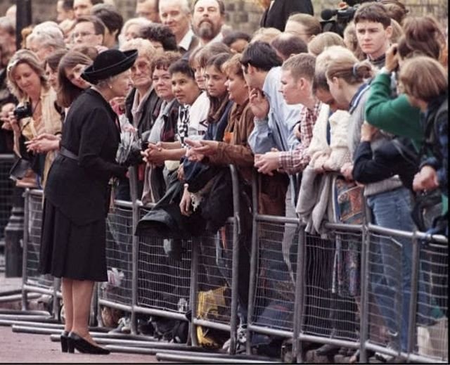 Королева Елизавета 2 общается с людьми возле дворца Сент-Джеймс во время похорон принцессы Дианы. Лондон, Великобритания, 1997 год.